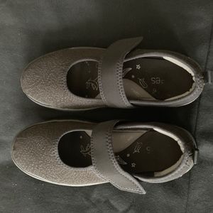 Black 8M Travel shoes